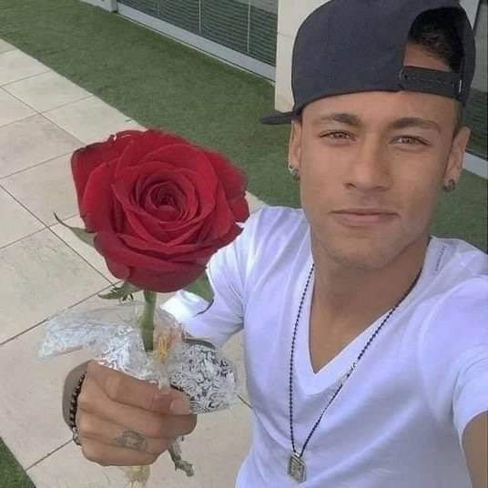 imagem do jogador Neymar Jr segurando uma rosa